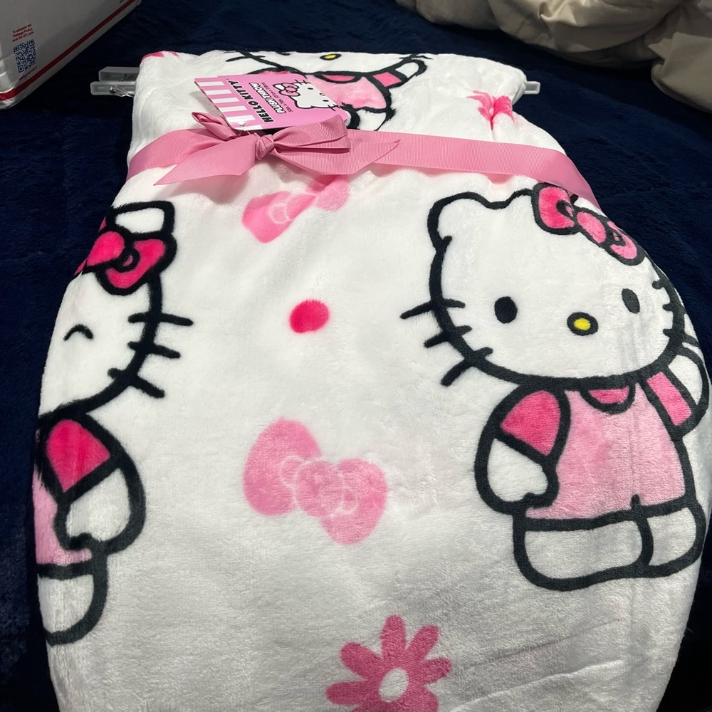 Hello kitty daisy blanket / throw